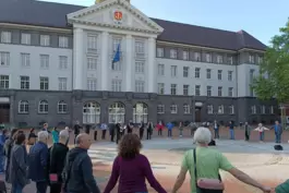 Die Musikschule spielte die Europahymne, während die Besucher eine Menschenkette bildeten.