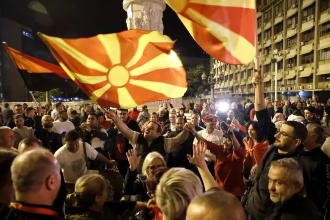 Anhänger der oppositionellen Mitte-Rechts-Partei VMRO-DPMNE feiern vor der Parteizentrale in Skopje, nachdem ihre Partei den Sie
