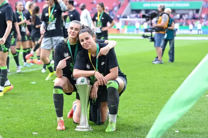 Ein Triumph, bei dem auch Genugtuung mitschwingt: Jule Brand (links) und Lena Oberdorf mit dem DFB-Pokal für den VfL Wolfsburg.