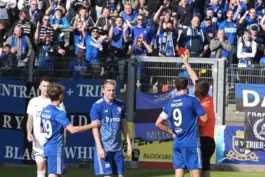 Schlüsselszene bei der 1:2-Hinspielniederlage gegen Trier: die Rote Karte für FKP-Stürmer Dennis Krob.